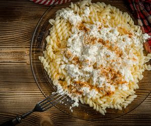 Idealny makaron z twarogiem i cynamonem: przepis na kluski z serem na słodko