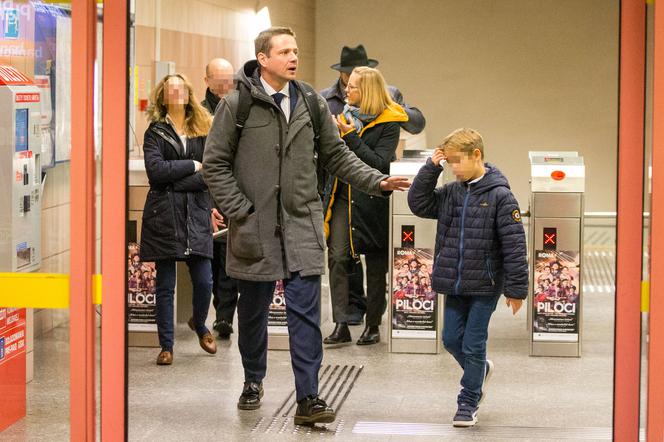 Rafał Trzaskowski jedzie z rodziną metrem na zaprzysiężenie