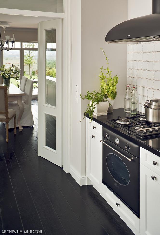 Biało-czarne wnętrza w stylu angielskim: posadzka w kuchni