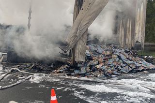 Duże straty po pożarze naczepy na S5 koło Leszna i długi paraliż drogi