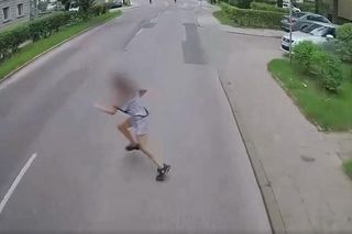 Błyskawiczny refleks kierowcy autobusu zapobiegł tragedii. Dziewczynka wbiegła pod koła