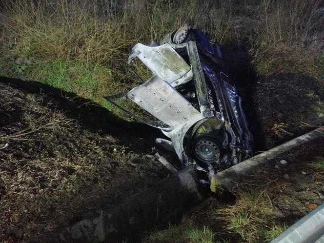 Sietesz. Auto po wypadku stanęło w ogniu