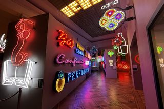 Muzeum Neonów działa w nowym miejscu. Wielka przeprowadzka do Pałacu Kultury