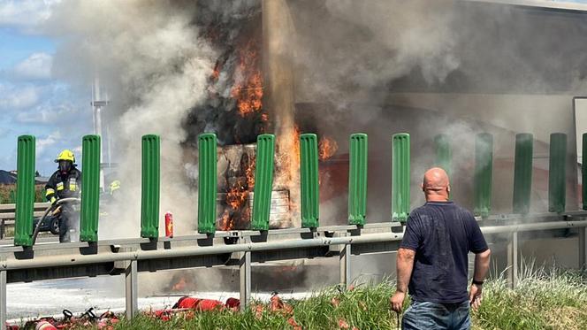 Autobus z dziećmi w środku zaczął się palić! Koszmar pod Warszawą