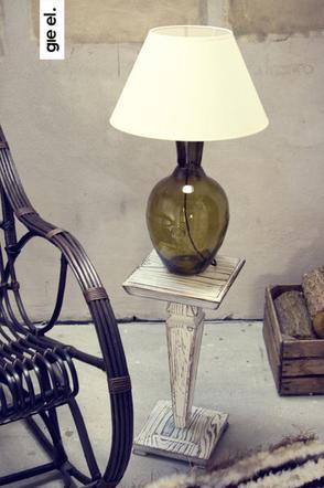 Lampa stołowa ze szklaną podstawą