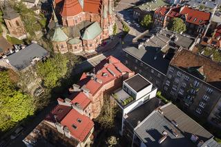 Wybudowany w sercu starego krakowskiego Podgórza budynek powstał na małej i wąskiej działce