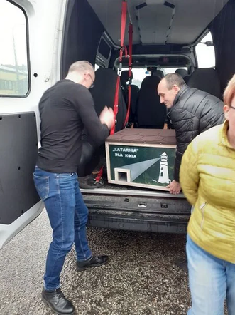 Osoby z niepełnosprawnościami z Rybnika wykonały domki dla bezdomnych kotów