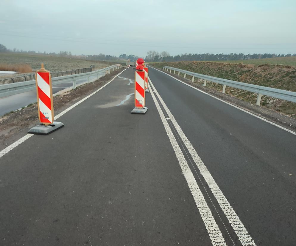 Zapadł się asfalt na nowej drodze z Osiecznej do Goniembic