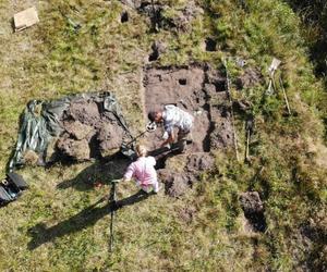 Sensacyjne odkrycie w Borach Tucholskich. Takie wykopalisko jest rzadkością, a znaleziono aż 29 skarbów