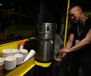 Streetbus ruszył na ulice Wrocławia. W specjalnym autobusie na bezdomnych czeka ciepły posiłek i pomoc medyczna