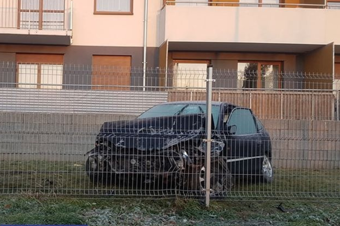 Dolny Śląsk: NIEBEZPIECZNY FINAŁ policyjnego pościgu. Auto skasowane, pasażerowie w szpitalu