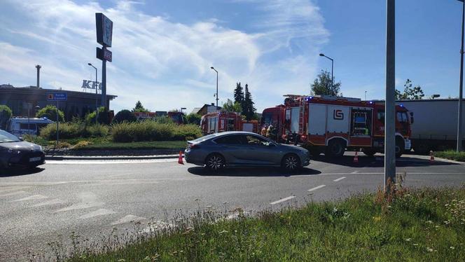 Zderzenie dwóch ciężarówek na Rondzie Gronowo w Lesznie 