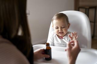 Jak podać dziecku lekarstwo, gdy nie chce go zażyć? 8 trików, które przekonają małego uparciucha