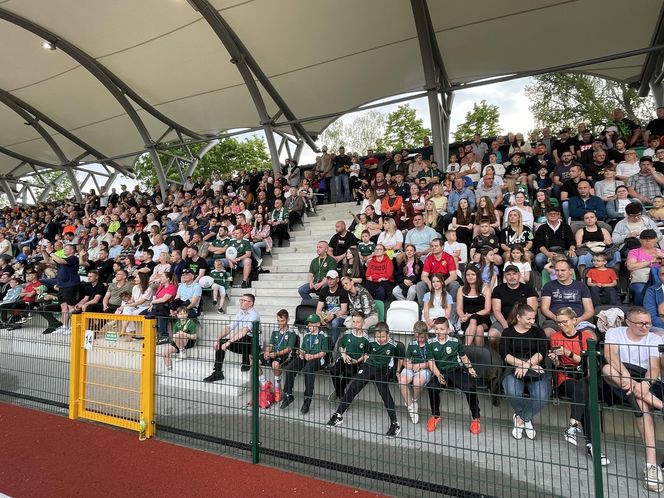 Kibice na otwarciu stadionu w Starachowicach