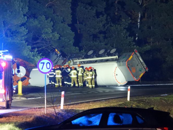 Przewalona cysterna z azotem w Skuszewie.