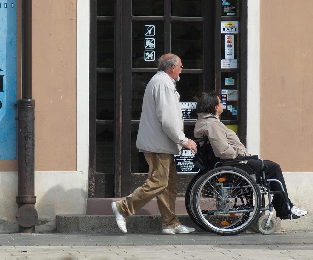 Niepełnosprawna osoba na wózku