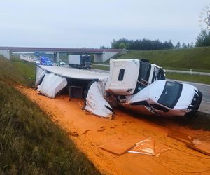 Kraksa ciężarówki z busem na A1. Z tira wylał się potok czerwonej substancji
