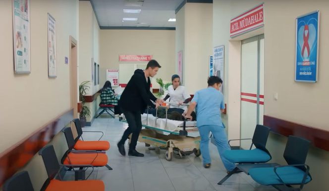Ege uratuje Zeynep, choć porywacz pchnie ją nożem.