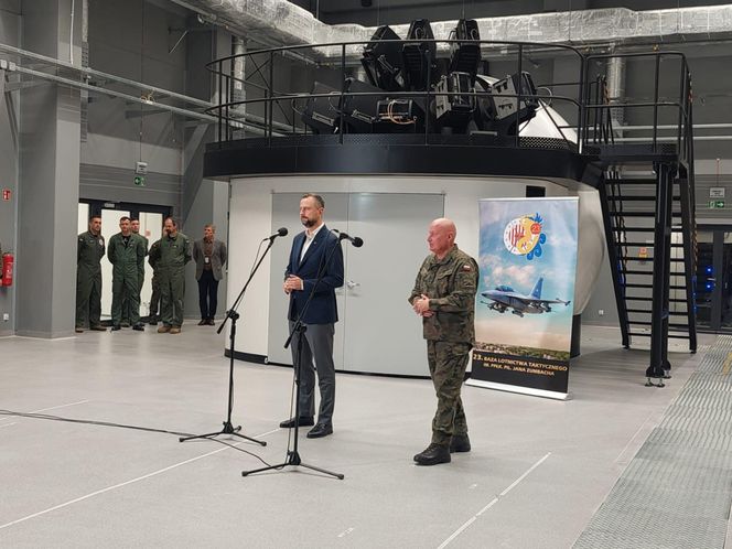 Władysław Kosiniak-Kamysz w Ośrodku Szkolenia Symulatorowego FA-50.