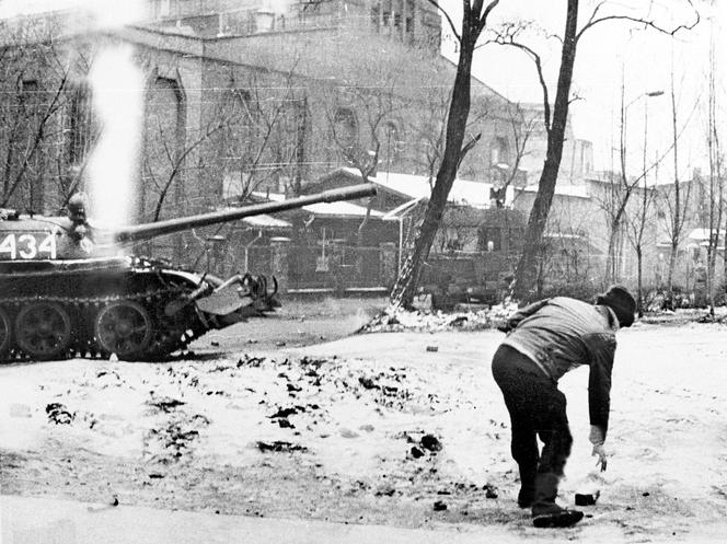 Pacyfikacja kopalni Wujek w Katowicach - górnik rzucający cegłą w szturmujący czołg, 16.12.1981 r. 