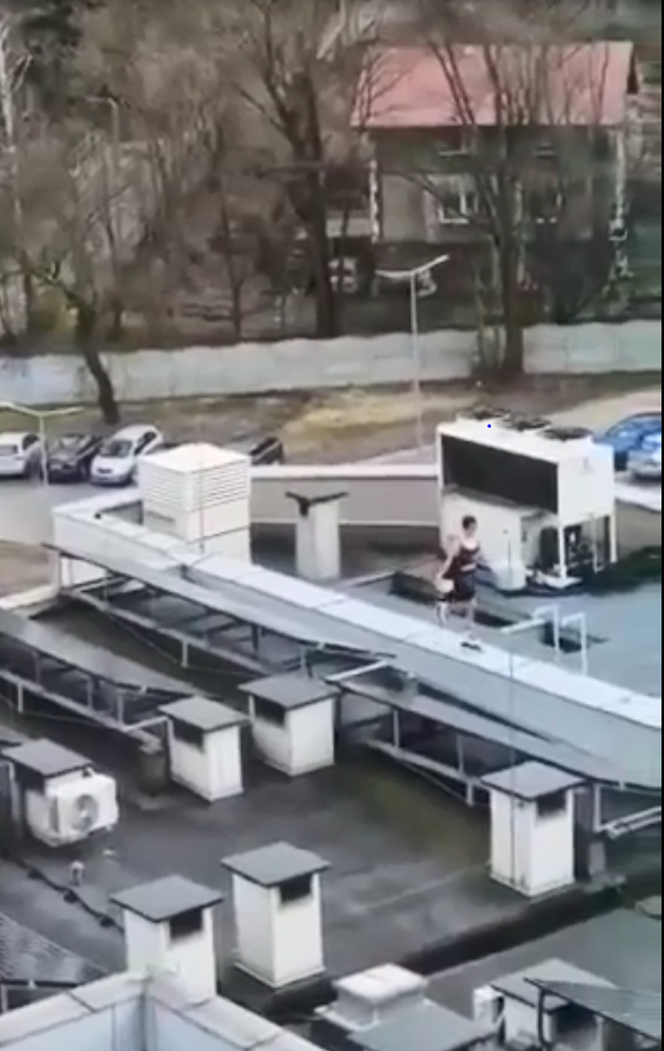 25-latka jeździła na wrotkach  na dachu Szpitala Śląskiego  w Cieszynie.