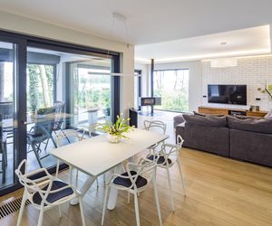 Grzejniki kanałowe - idealne rozwiązanie do jasnych przestronnych wnętrz z dużymi przeszkleniami