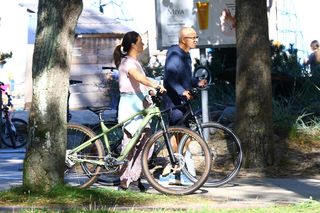 Ewa Drzyzga z mężem na rowerach. Operacje plastyczne nie są dla mnie!