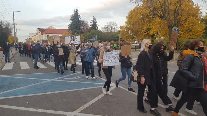 Strajk kobiet: „Chciałabym dokonać aborcji rządu”. Bełchatowianki OSTRO na ulicach miasta!