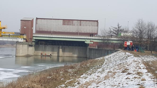 Kraków: Na Wiśle zauważono ciało mężczyzny. Trwa akcja służb [ZDJĘCIA]