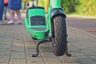 Zanim wsiądziesz na hulajnogę elektryczną, poznaj przepisy. Zasady dotyczą dorosłych i dzieci