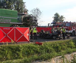 Czołówka osobówki z kombajnem. Jedna osoba nie żyje