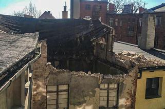 Katastrofa budowlana w centrum Torunia! Zawalił się dach kamienicy [ZDJĘCIA]
