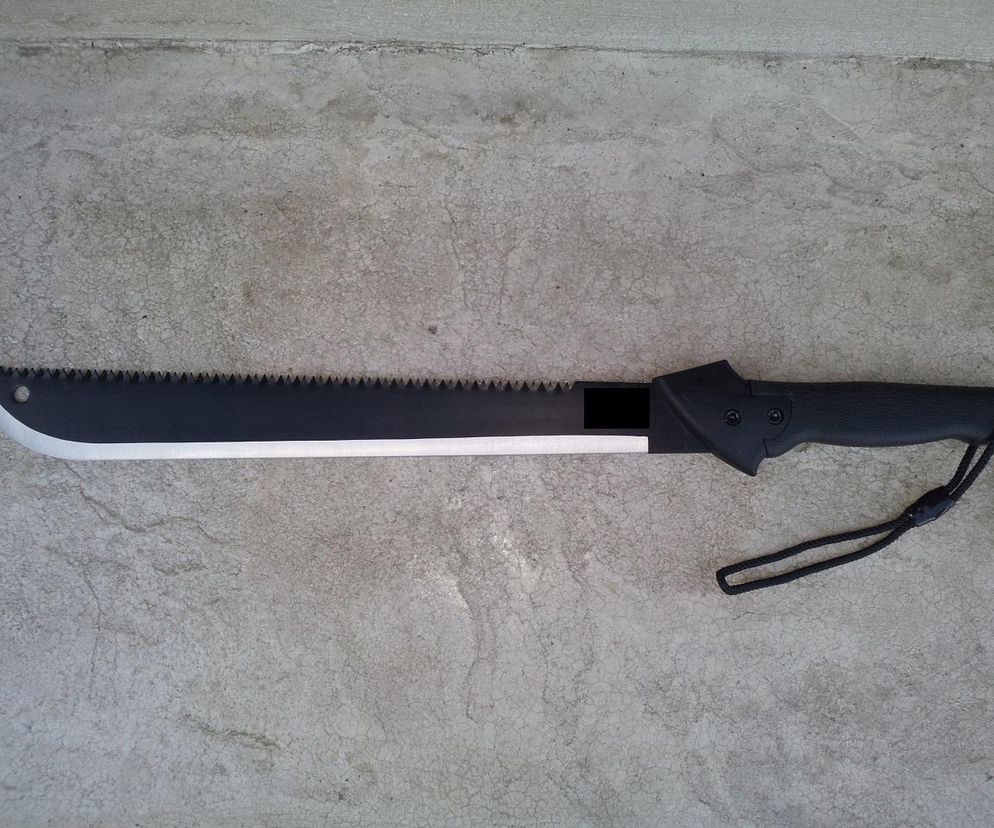 Horror w taksówce. Przystawił kierowcy maczetę do szyi i groził zabójstwem