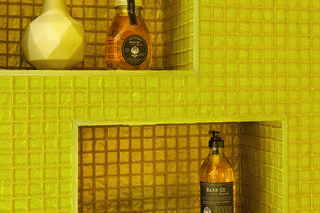 Praktyczne półki we wnęce