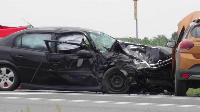 Makabryczny wypadek na DK 60. TIR zmasakrował osobówkę. Jedna osoba nie żyje