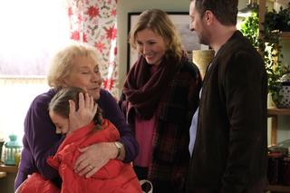 M jak miłość odc. 1795. Natalka (Dominika Suchecka), jej córka Hania (Wiktoria Basik), Bartek (Arkadiusz Smoleński), Barbara (Teresa Lipowska)