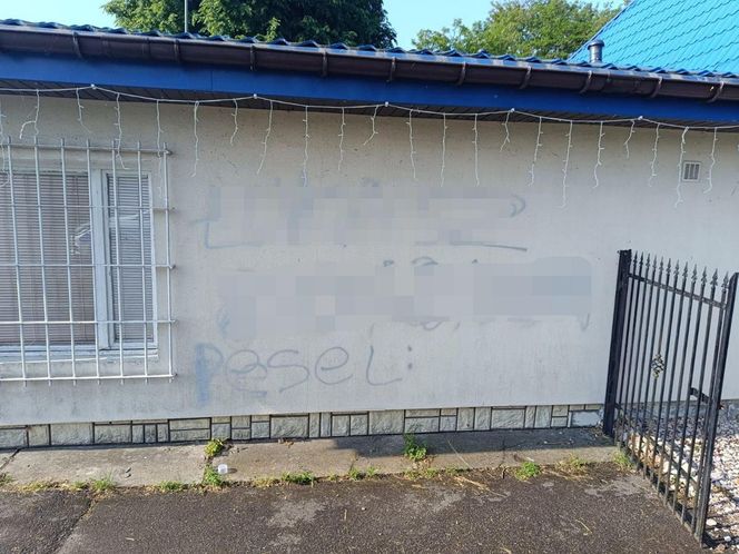 Łukasz podpisał się na ścianie posterunku. Zostawił nawet swój numer PESEL