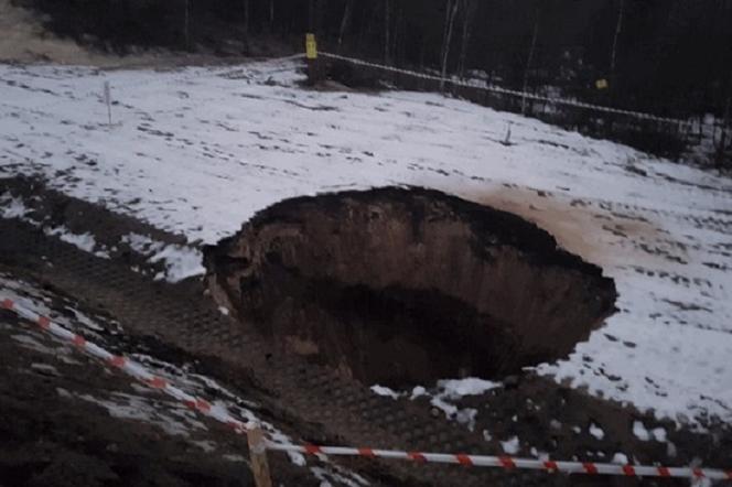 Zapadlisko pod Olkuszem jak lej po bombie! Nowa wybudowana droga ZAMKNIĘTA do odwołania