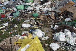 Morze śmieci pod Oleśnicą
