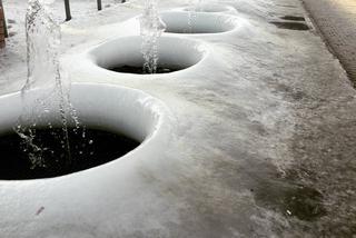 Oblodzona fontanna w Manufakturze