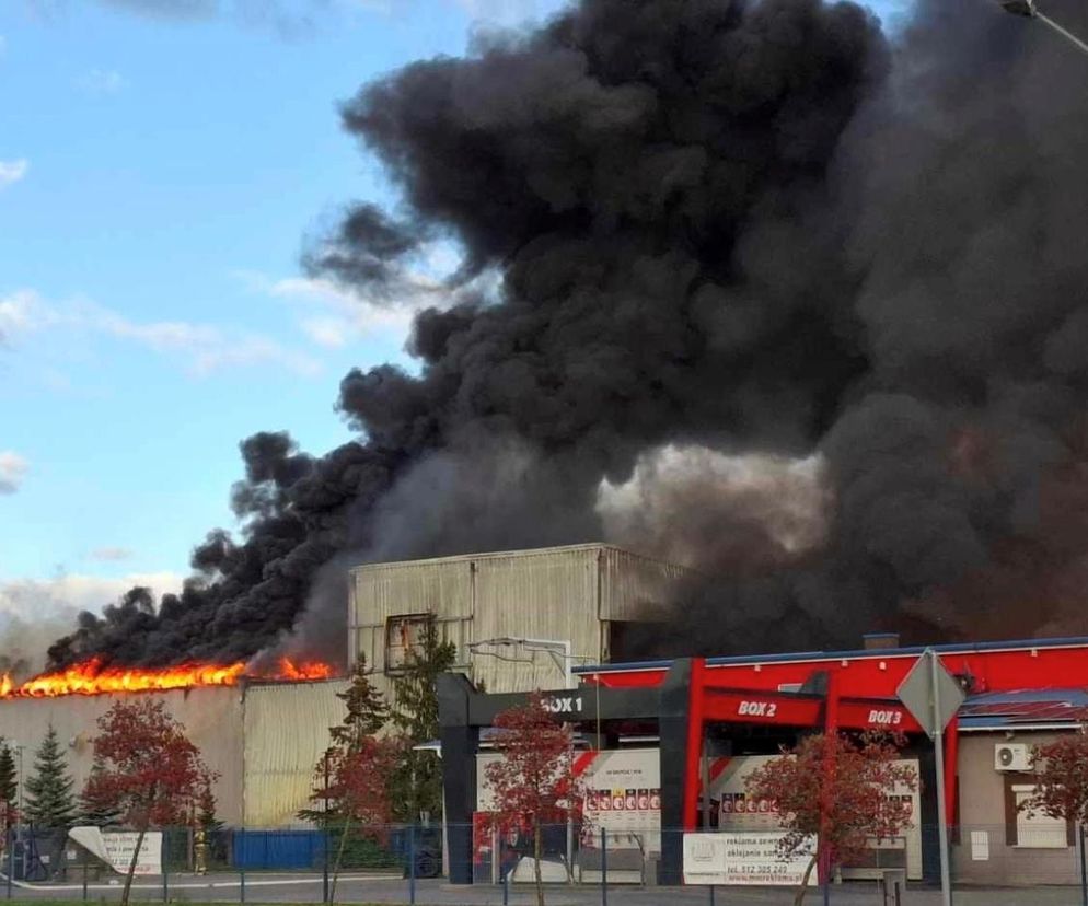 Duży pożar w Piotrkowie Trybunalskim. Pali się składowisko odpadów i hala w Zakładzie Usług Komunalnych