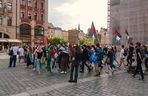 Głośny protest na Rynku we Wrocławiu przeciwko działaniom Izraela.„To nasz moralny obowiązek”