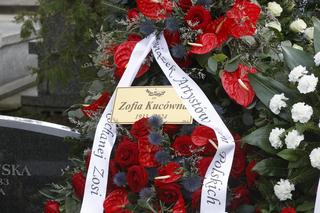 Tak wygląda grób Zofii Kucówny, utonął w wieńcach. To zbiorowa mogiła aktorów weteranów