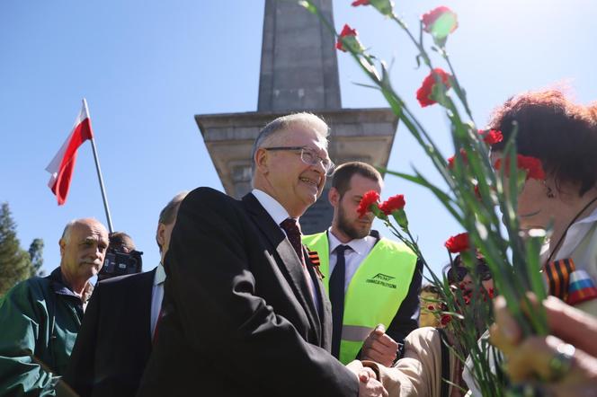 ambasador Rosji przed Cmentarzem-Mauzoleum Żołnierzy Radzieckich