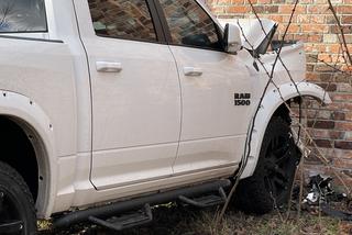 Wjechał w mur na Powązkach i uciekł. Kierowca poszukiwany 