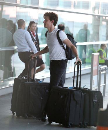 Shawn Mendes z walizkami