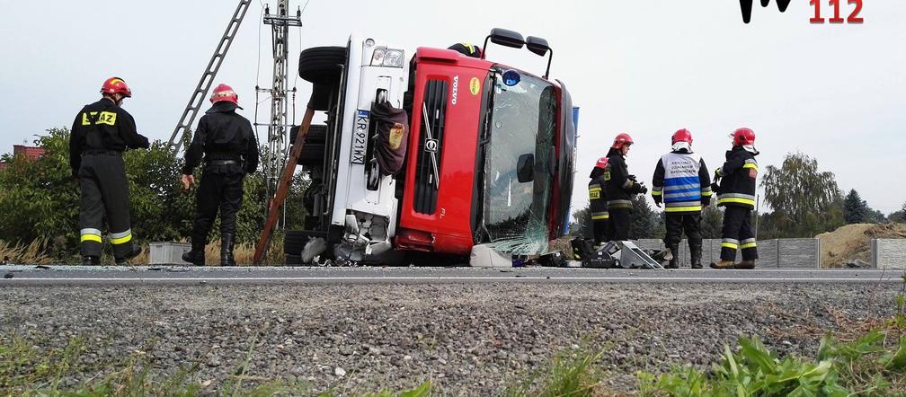 Poważny wypadek z udziałem wozu strażackiego na DK44 w gminie Oświęcim [ZDJĘCIA]