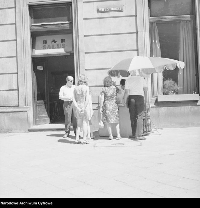 Fast food w PRL: bułka z pieczarkami i kiełbaska z wody