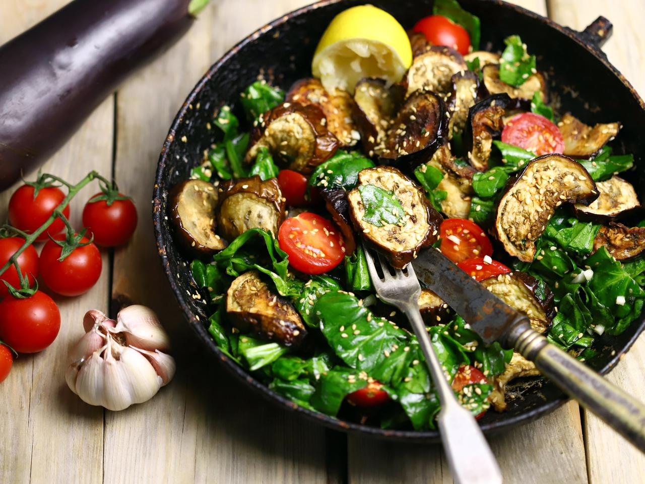 Sałatka z grillowanego bakłażana i szpinaku - gotowa w 15 minut! 