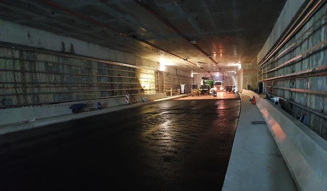 Pierwsze warstwy asfaltu w tunelu pod Świną 